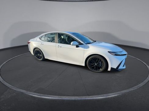 Used 2025 Toyota Camry SE image 3