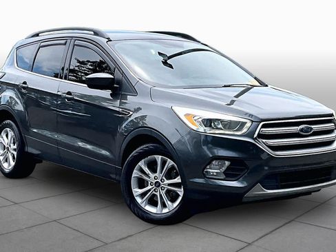 Used 2017 Ford Escape SE w/ Equipment Group 201A FWD image 3