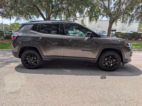 Used 2023 Jeep Compass Latitude AWD/4WD image 10
