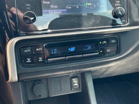 Used 2018 Toyota Corolla LE FWD image 25