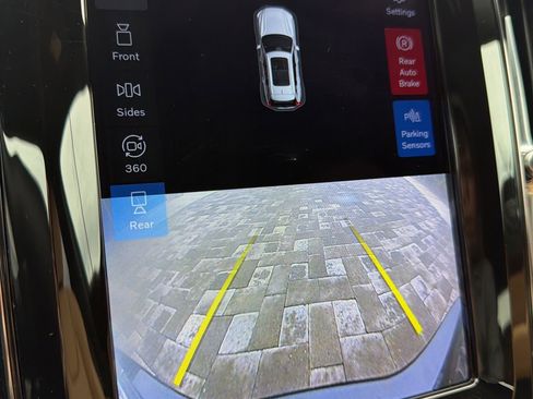 Used 2023 Volvo XC60 T8 Ultimate w/ Climate Package image 32