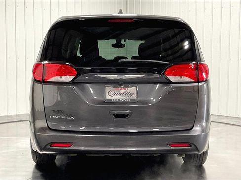 Used 2017 Chrysler Pacifica Touring image 4