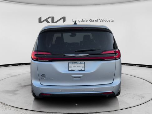 Used 2024 Chrysler Pacifica Touring-L FWD image 8