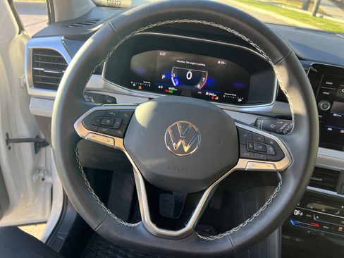 Certified 2025 Volkswagen Taos SE w/ Panoramic Sunroof Package FWD image 17
