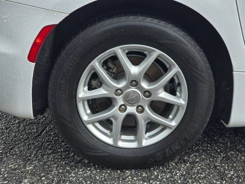 Used 2020 Chrysler Pacifica Touring-L FWD image 13