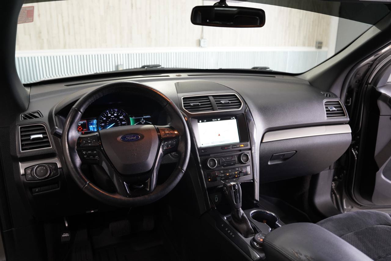 Used 2018 Ford Explorer XLT w/ Equipment Group 202A AWD/4WD image 11
