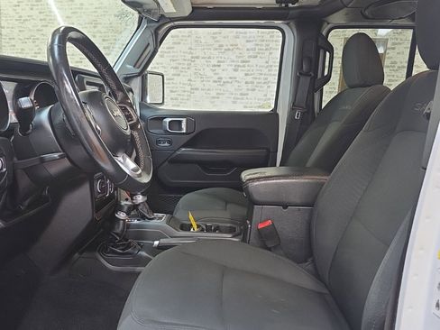 Used 2019 Jeep Wrangler Unlimited Sahara image 25