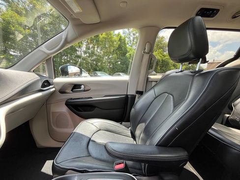 Used 2017 Chrysler Pacifica Limited w/ UConnect Theater Package FWD image 24