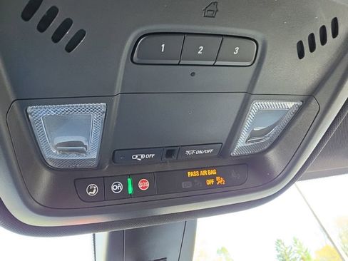 Used 2023 Chevrolet Traverse LT FWD image 23