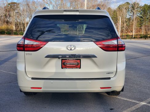 Certified 2017 Toyota Sienna XLE image 5