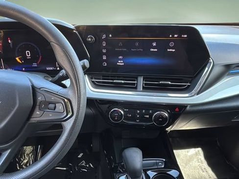Used 2025 Chevrolet Trax LT FWD image 12