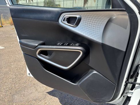 Used 2025 Kia Soul LX w/ LX Technology Package FWD image 18