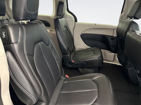 Used 2023 Chrysler Pacifica Touring-L FWD image 20