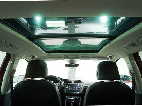Certified 2024 Volkswagen Tiguan SE w/ Panoramic Sunroof Package AWD/4WD image 21