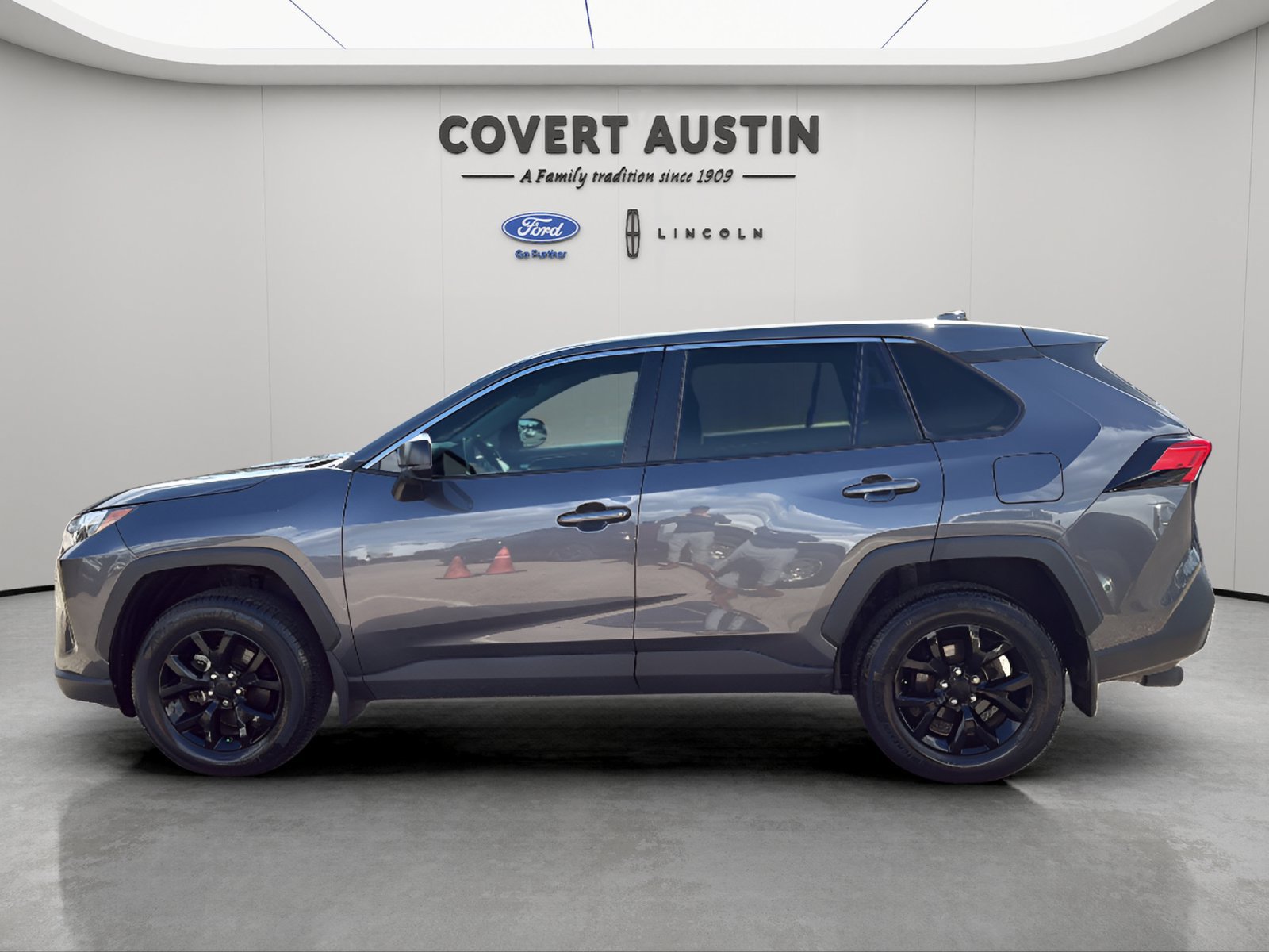 Used 2024 Toyota RAV4 LE FWD image 2