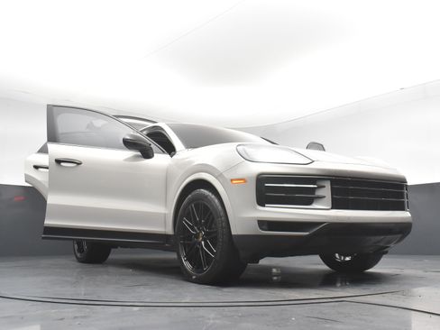Used 2024 Porsche Cayenne Coupe image 33