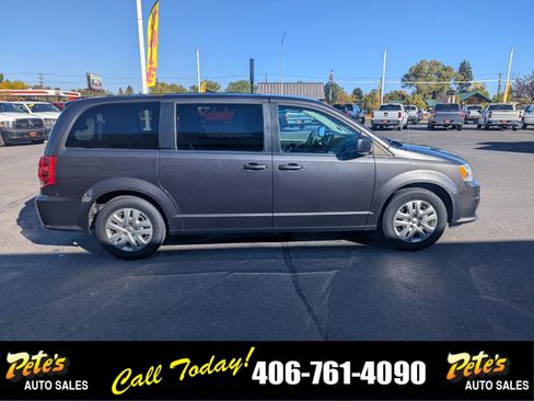Used 2018 Dodge Grand Caravan SE w/ UConnect Hands-Free Group image 5
