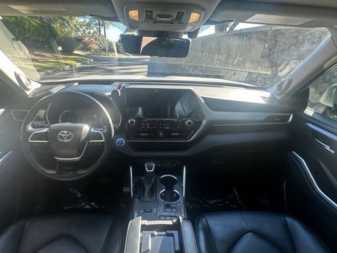 Used 2022 Toyota Highlander Platinum image 2