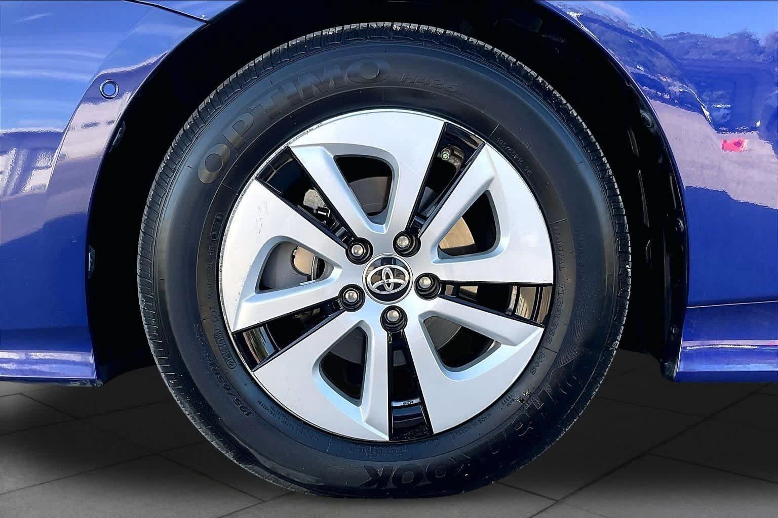 Used 2018 Toyota Prius Three FWD image 11