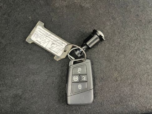 Used 2025 Volkswagen Taos SE image 21