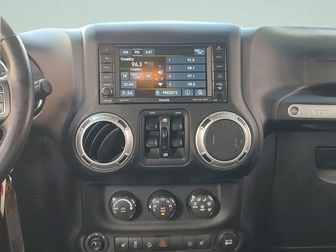 Used 2016 Jeep Wrangler Unlimited Sahara w/ Connectivity Group AWD/4WD image 13