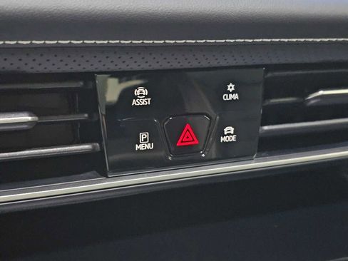 Used 2025 Volkswagen Atlas SEL AWD/4WD image 32