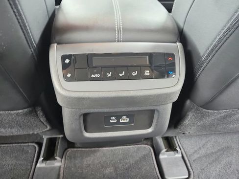 Used 2025 Nissan Pathfinder SL FWD image 34