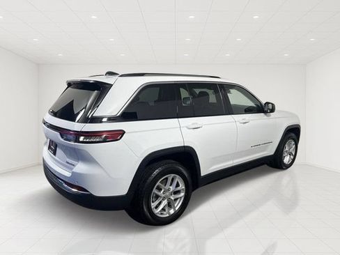 Certified 2023 Jeep Grand Cherokee Laredo w/ Luxury Tech Group I AWD/4WD image 4
