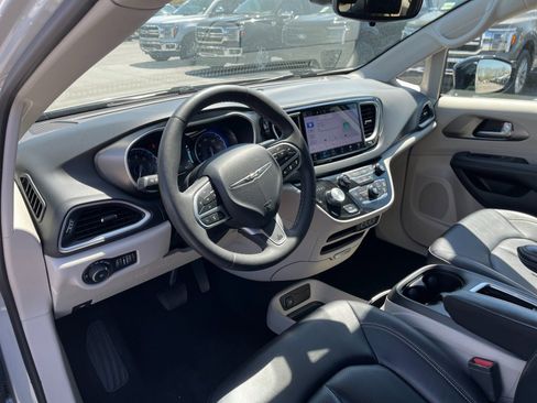 Used 2024 Chrysler Pacifica Touring-L FWD image 11