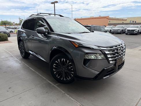 Used 2025 Nissan Rogue Platinum w/ Platinum Premium Package FWD image 6