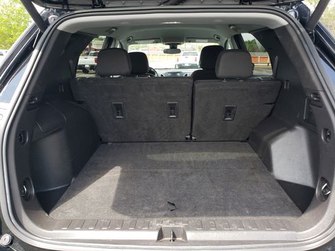 Used 2022 Chevrolet Equinox LT w/ Driver Convenience Package image 10