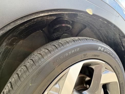 Used 2022 Hyundai Venue Limited FWD image 25