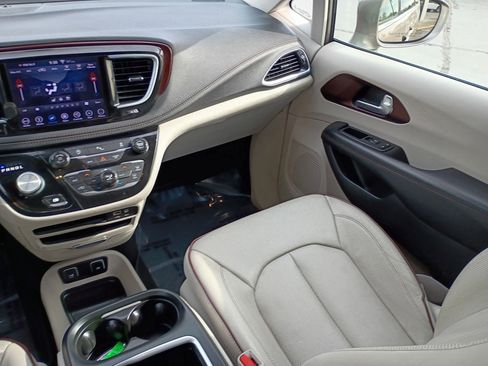 Used 2018 Chrysler Pacifica Limited image 22