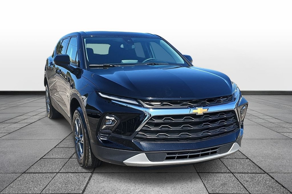 Used 2025 Chevrolet Blazer LT FWD image 3