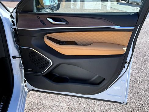 Certified 2025 Jeep Grand Cherokee L Summit w/ Obsidian Package image 17