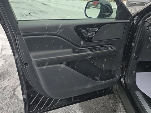 Used 2025 Lincoln Aviator AWD image 12