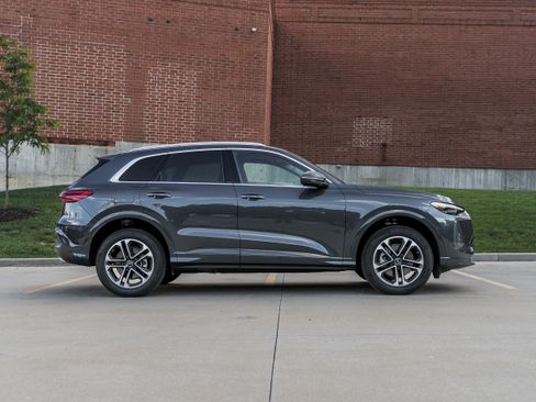 Used 2025 Audi Q5 Premium Plus w/ Premium Plus AWD/4WD image 3