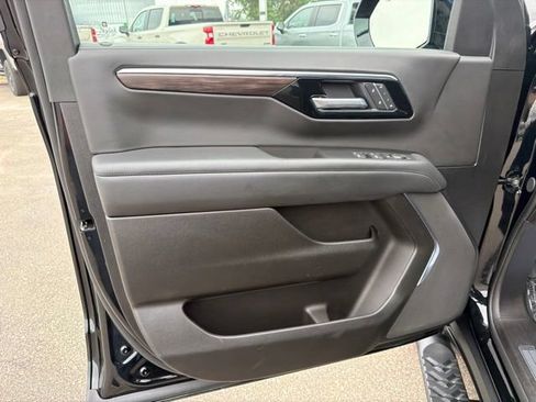 Used 2025 Chevrolet Suburban Z71 AWD/4WD image 12