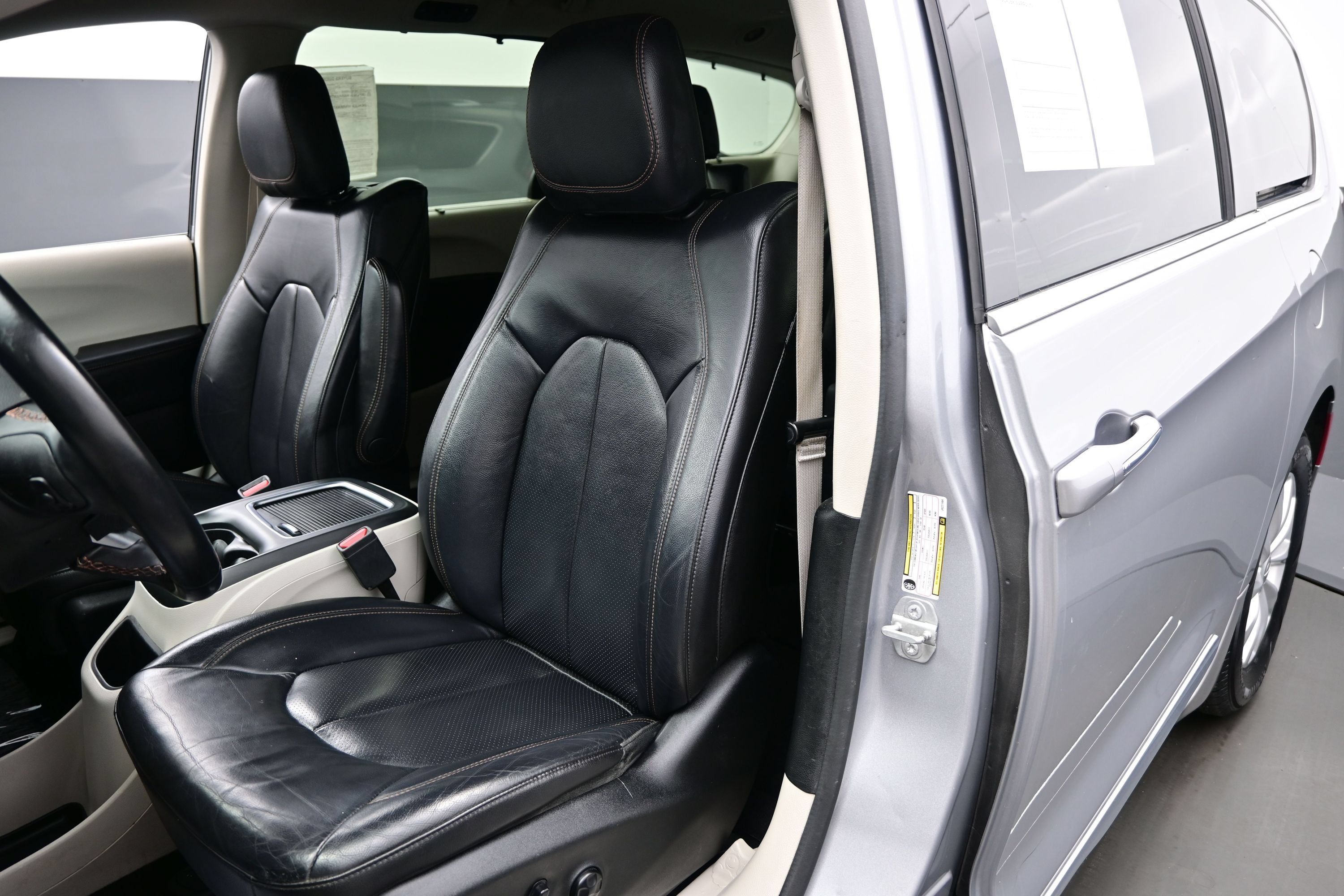 Used 2018 Chrysler Pacifica Touring-L Plus FWD image 11