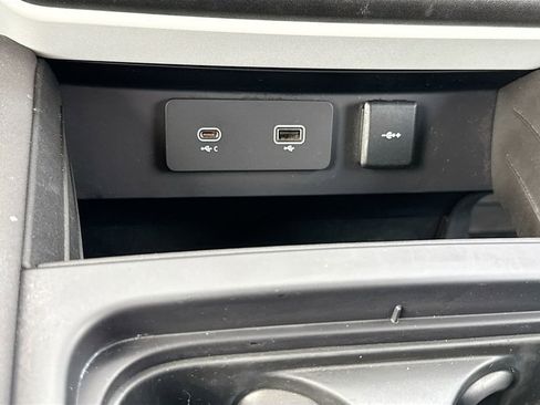 Used 2023 Land Rover Defender 90 SE image 18