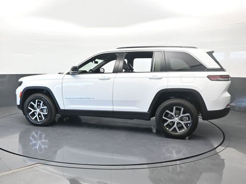 Used 2025 Jeep Grand Cherokee Limited image 3