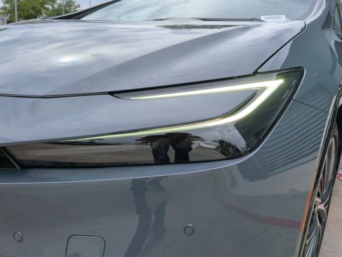 Used 2024 Toyota Prius XLE FWD image 6