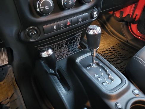 Used 2018 Jeep Wrangler Sahara w/ Connectivity Group image 21