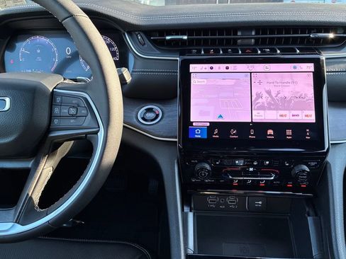 New 2025 Jeep Grand Cherokee Limited w/ Luxury Tech Group II image 18