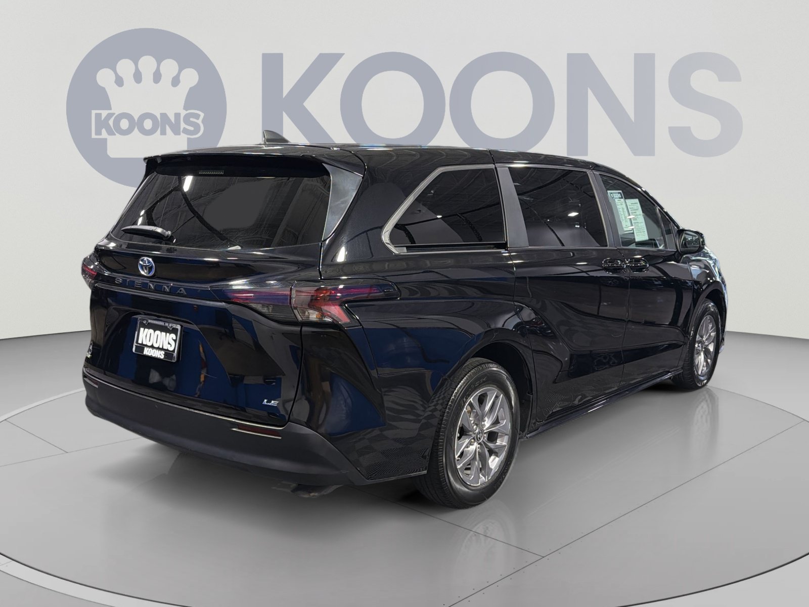 Used 2025 Toyota Sienna LE FWD image 7
