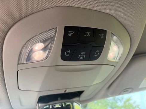 Used 2023 Chrysler Pacifica Touring-L FWD image 27