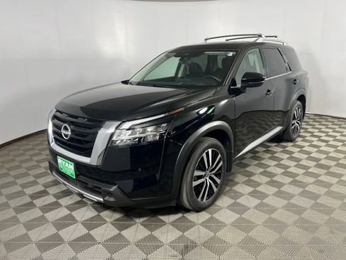 Used 2024 Nissan Pathfinder Platinum image 11