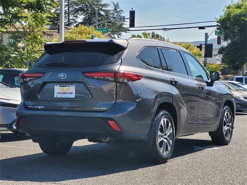 Certified 2022 Toyota Highlander XLE image 6