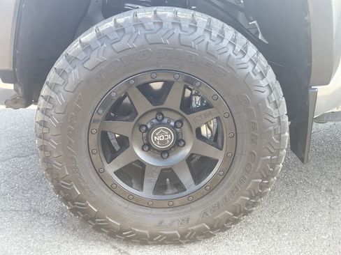 Used 2024 Toyota Tacoma TRD Off-Road w/ TRD Off Road Upgrade Package AWD/4WD image 10