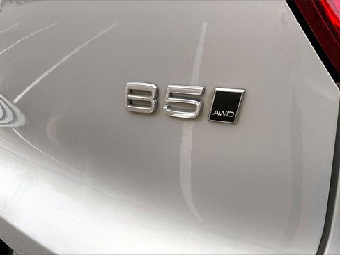 Used 2024 Volvo XC40 B5 Core image 14